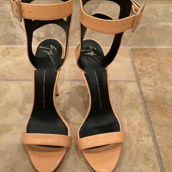 GIUSEPPE ZANOTTI PATENT LEATHER CAGE BACK SANDALS SIZE 38.5 - Picture 2 of 8